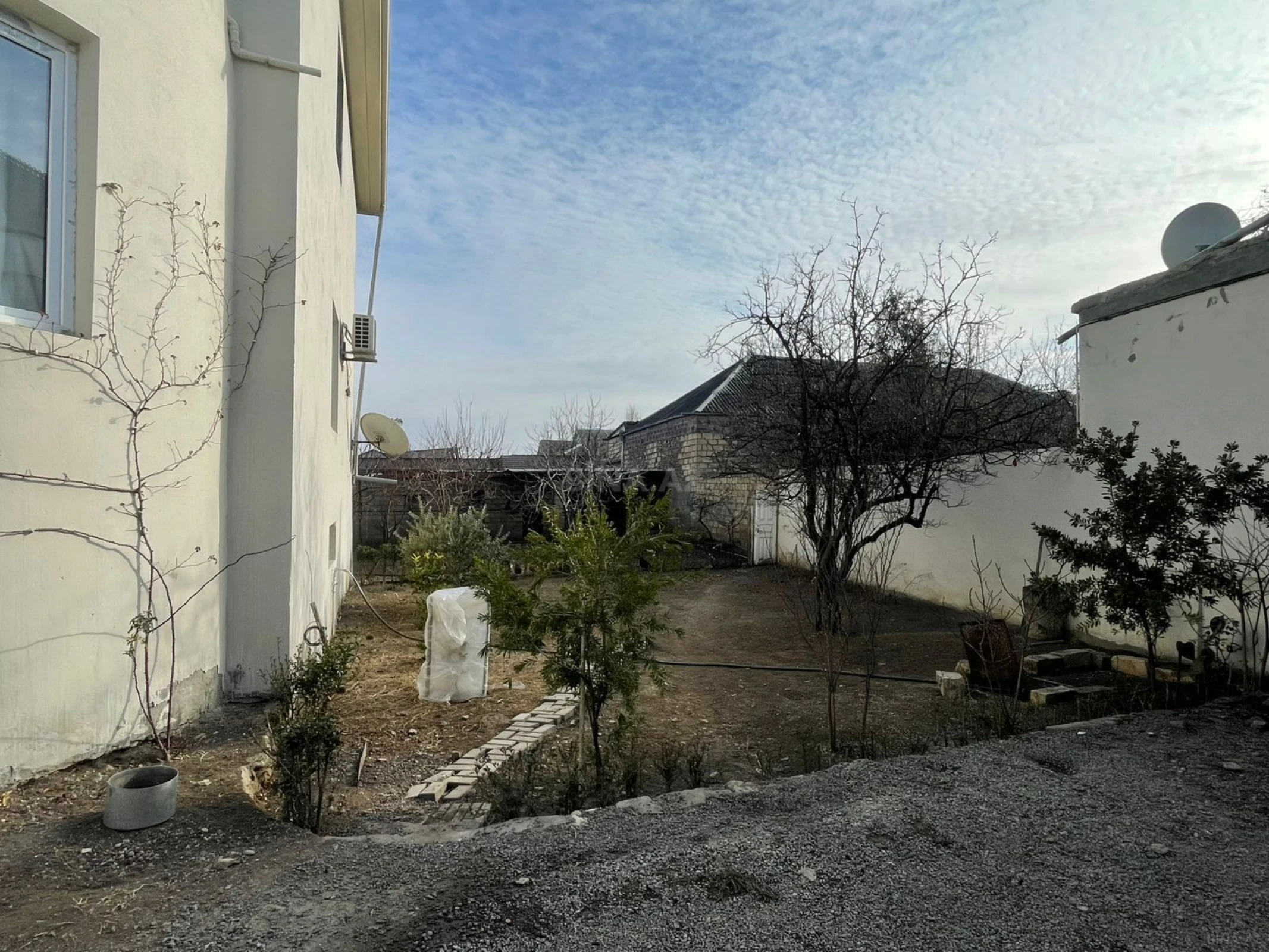 Satılır 6 otaqlı həyət evi 250 m²