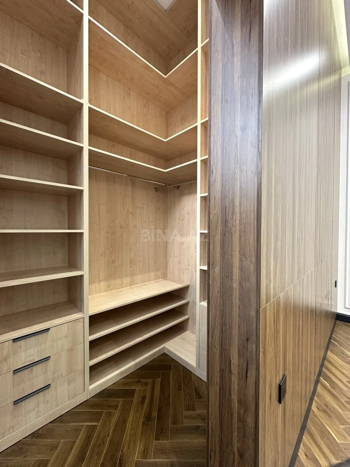 Satılır 5 otaqlı həyət evi 240 m²