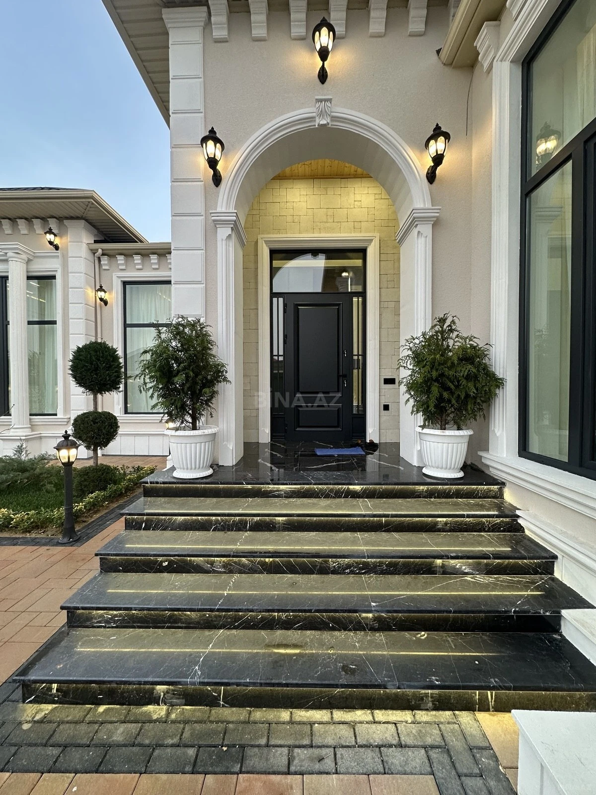 Satılır 5 otaqlı həyət evi 240 m²