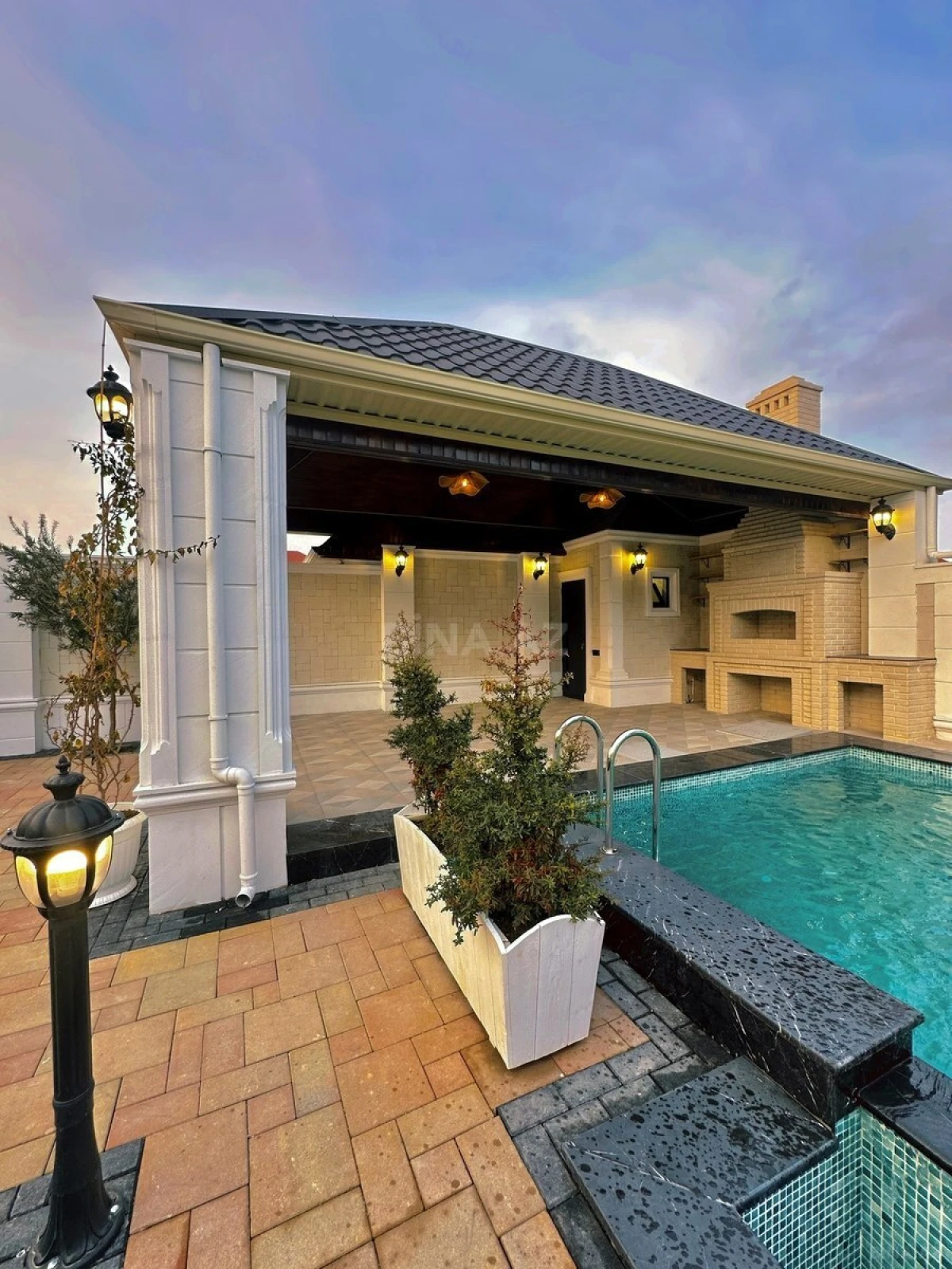 Satılır 5 otaqlı həyət evi 240 m²