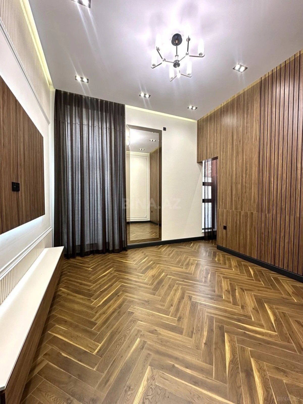 Satılır 5 otaqlı həyət evi 240 m²