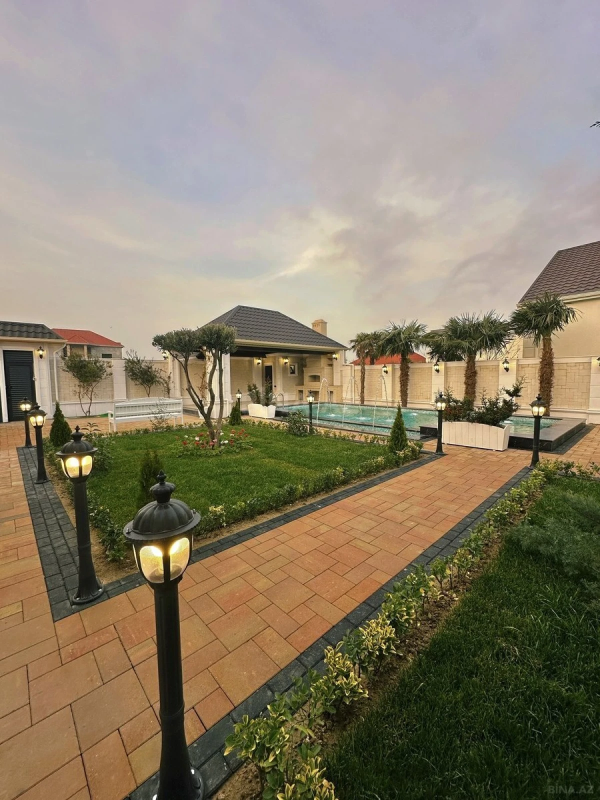 Satılır 5 otaqlı həyət evi 240 m²