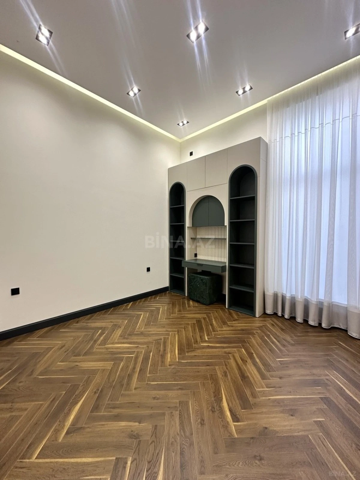 Satılır 5 otaqlı həyət evi 240 m²
