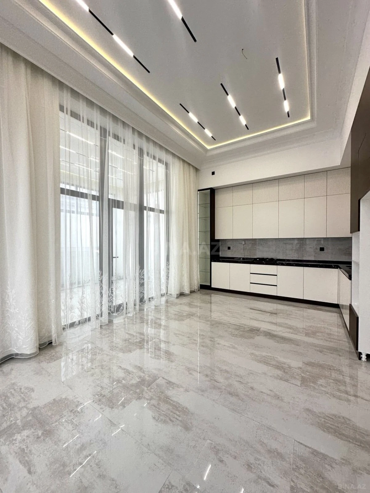 Satılır 5 otaqlı həyət evi 240 m²