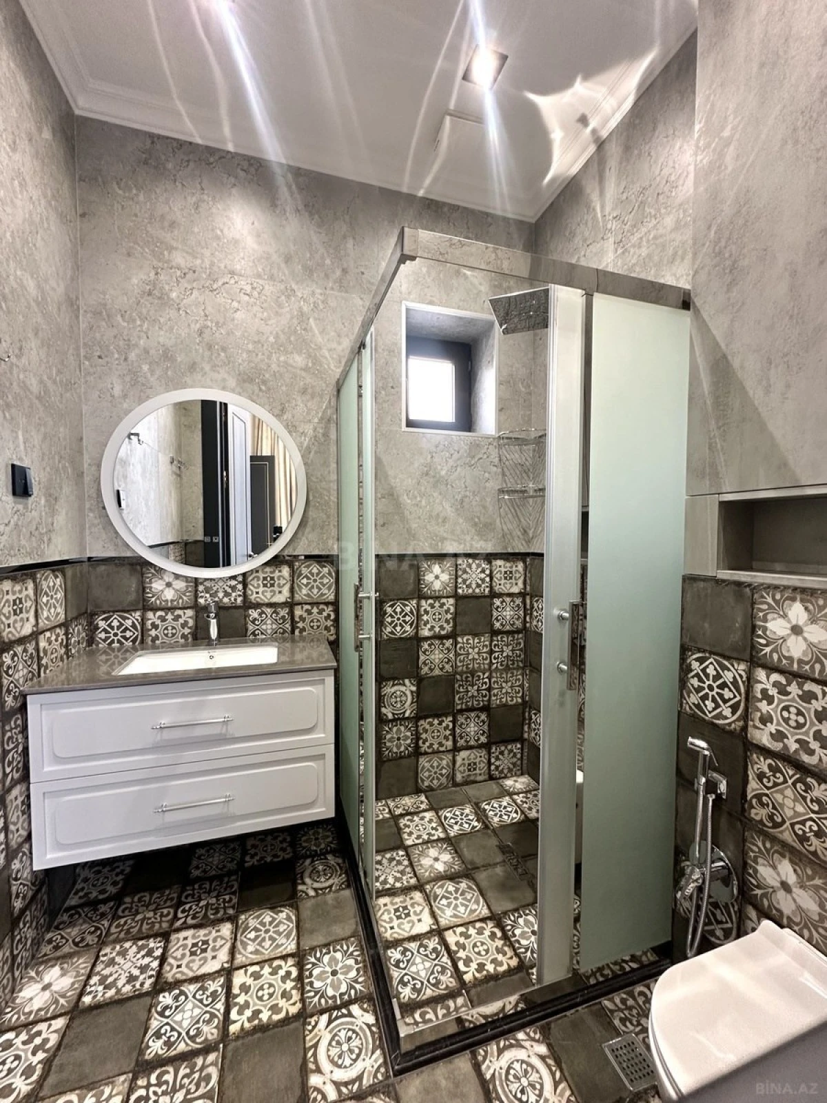 Satılır 5 otaqlı həyət evi 240 m²