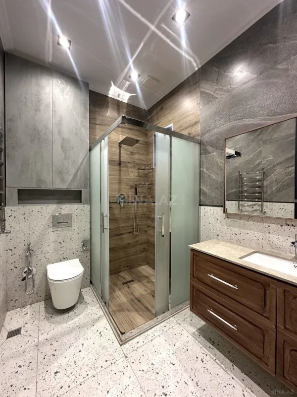 Satılır 5 otaqlı həyət evi 240 m²