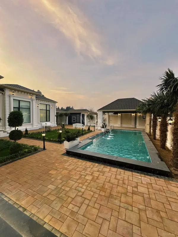 Satılır 5 otaqlı həyət evi 240 m²