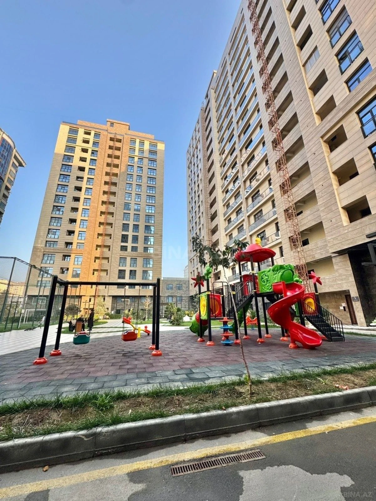 Satılır 3 otaqlı mənzil 98 m²