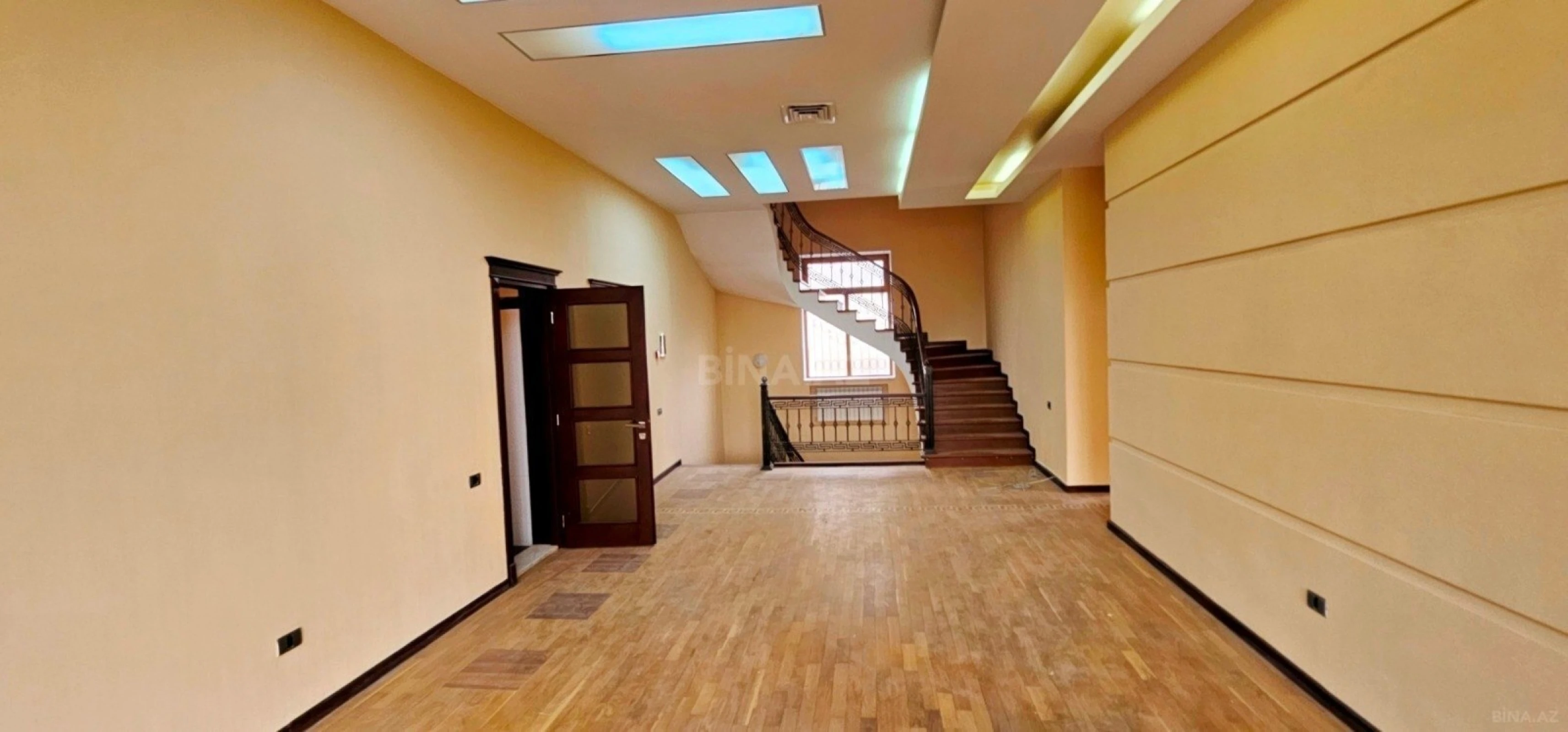 Satılır 9 otaqlı həyət evi 700 m²