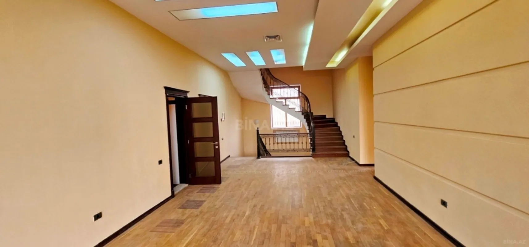 Satılır 9 otaqlı həyət evi 700 m²
