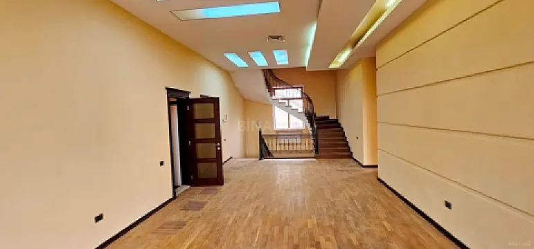 Satılır 9 otaqlı həyət evi 700 m²