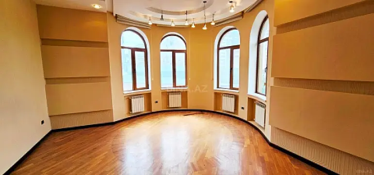 Satılır 9 otaqlı həyət evi 700 m²