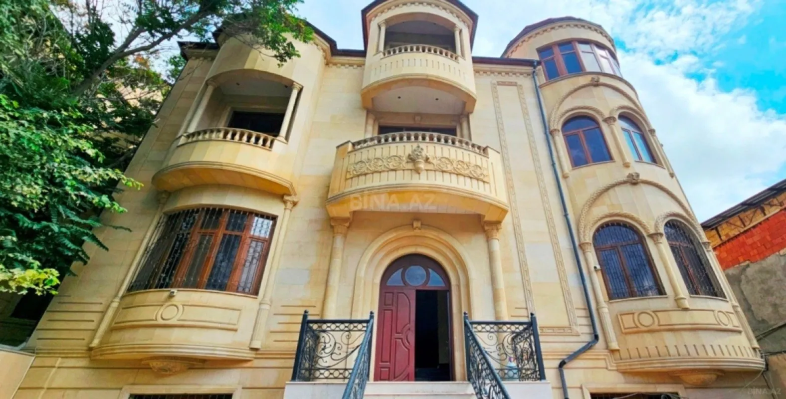 Satılır 9 otaqlı həyət evi 700 m²