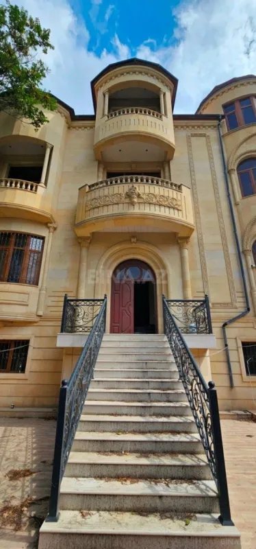 Satılır 9 otaqlı həyət evi 700 m²