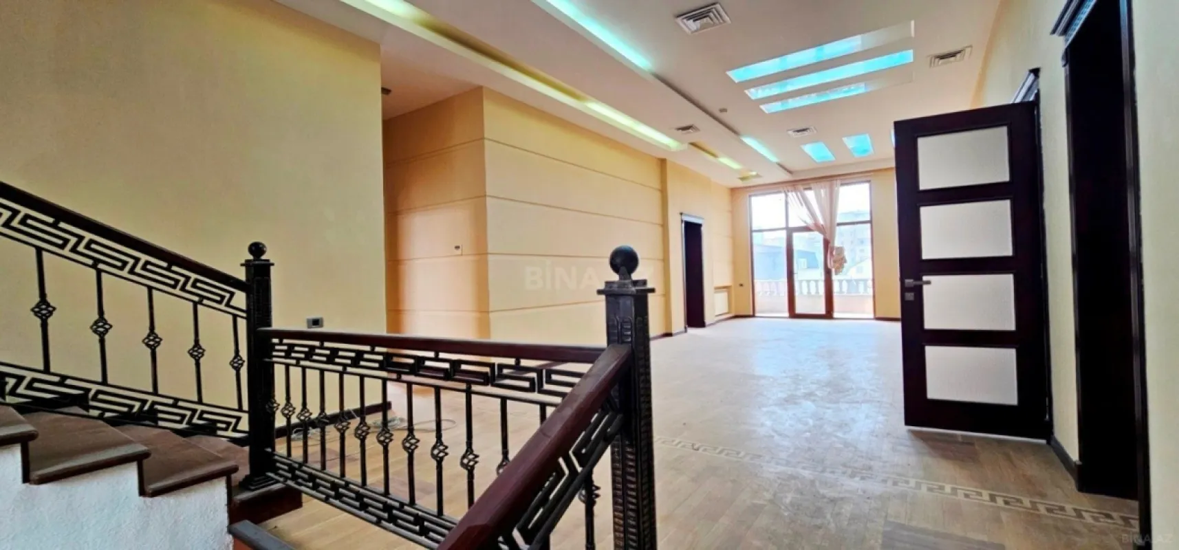 Satılır 9 otaqlı həyət evi 700 m²