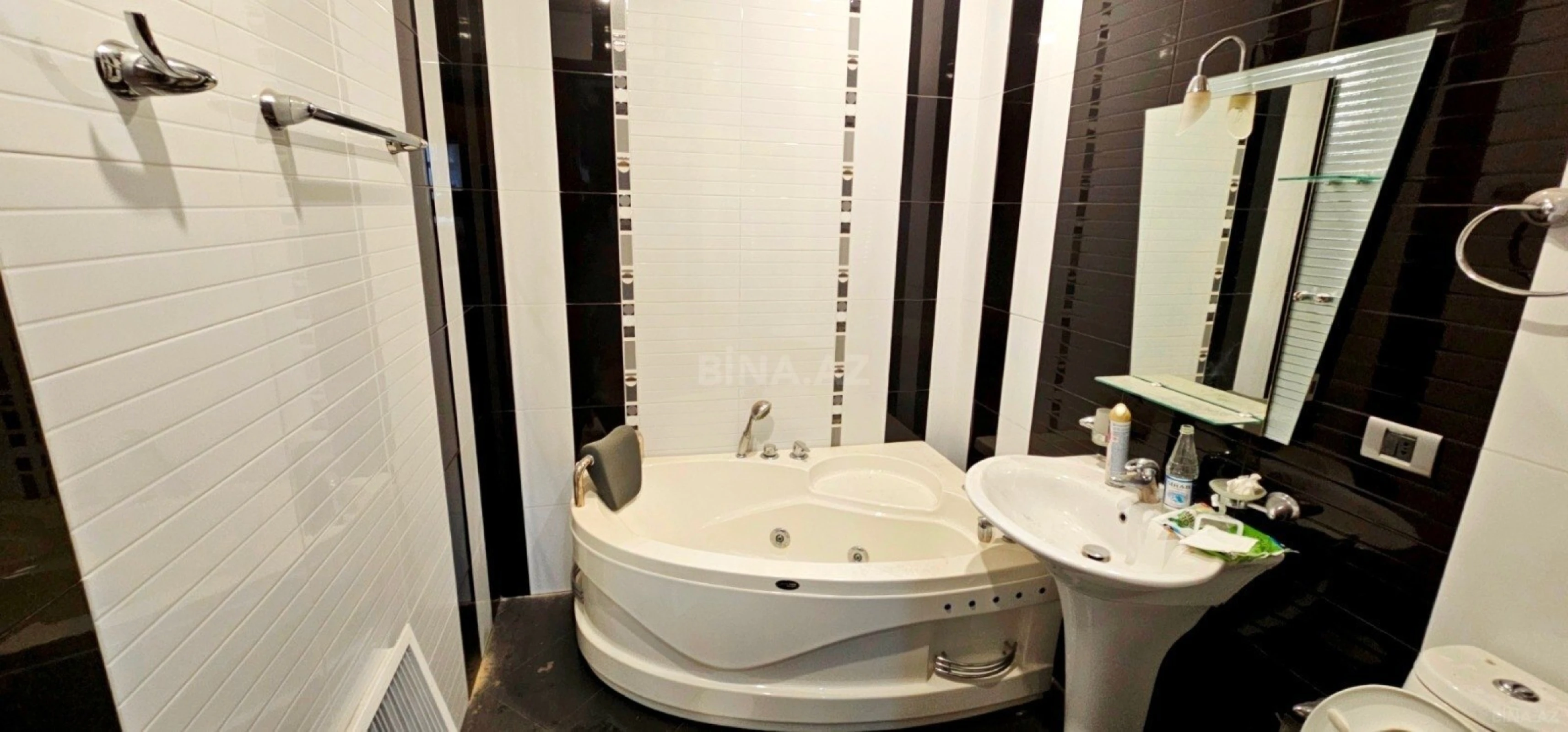 Satılır 9 otaqlı həyət evi 700 m²