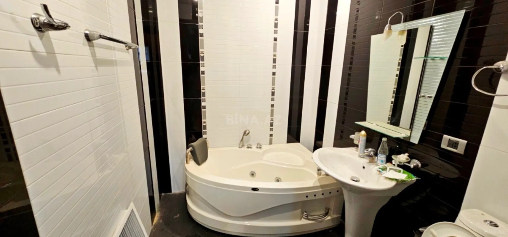 Satılır 9 otaqlı həyət evi 700 m²