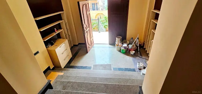 Satılır 9 otaqlı həyət evi 700 m²