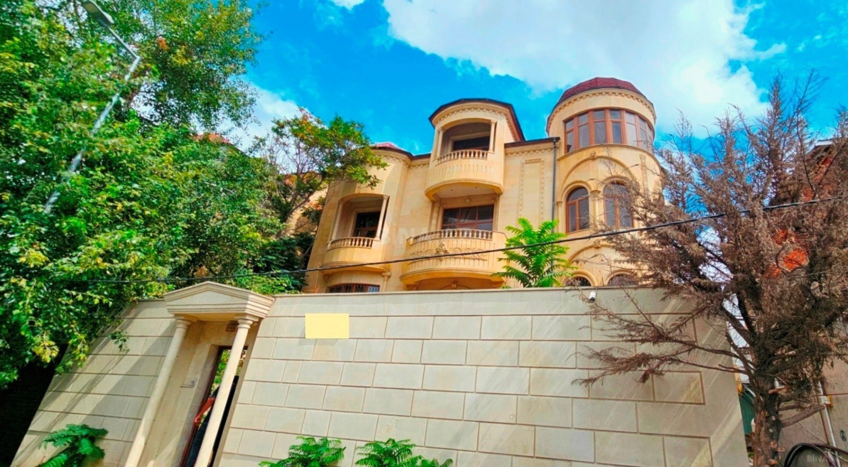 Satılır 9 otaqlı həyət evi 700 m²