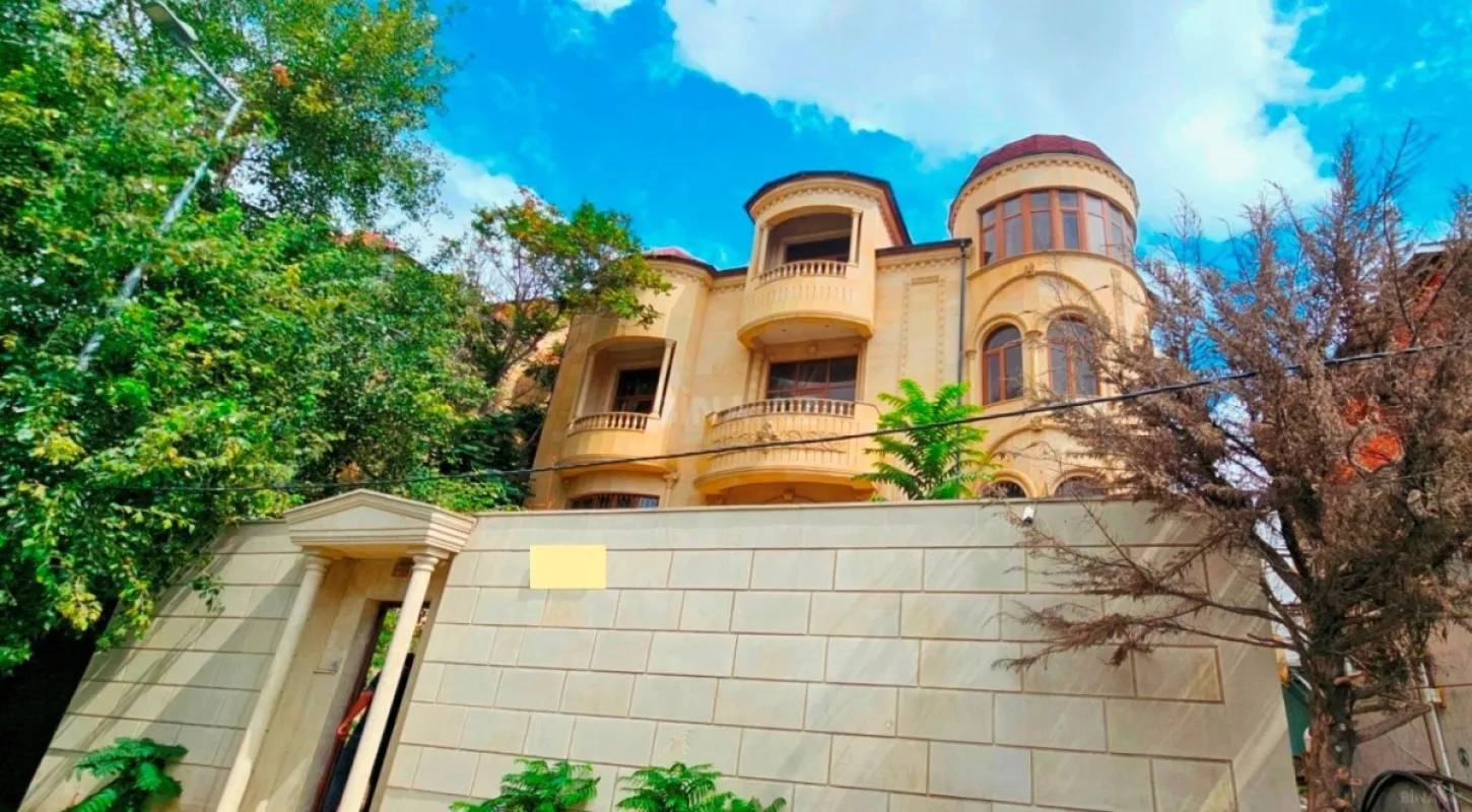 Satılır 9 otaqlı həyət evi 700 m²