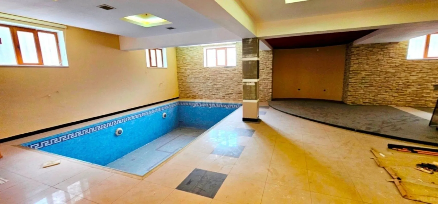 Satılır 9 otaqlı həyət evi 700 m²