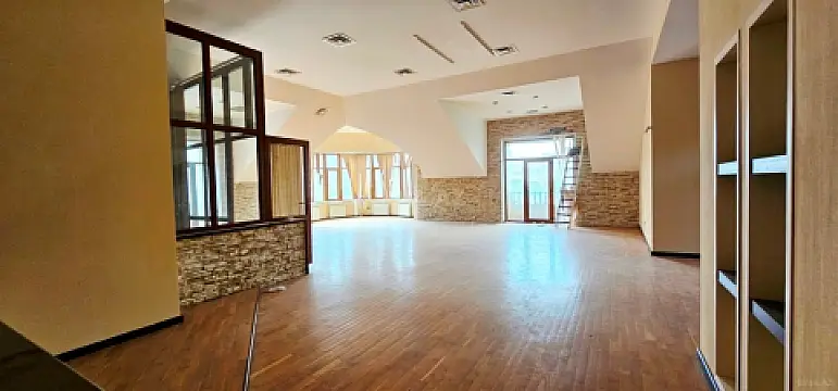 Satılır 9 otaqlı həyət evi 700 m²