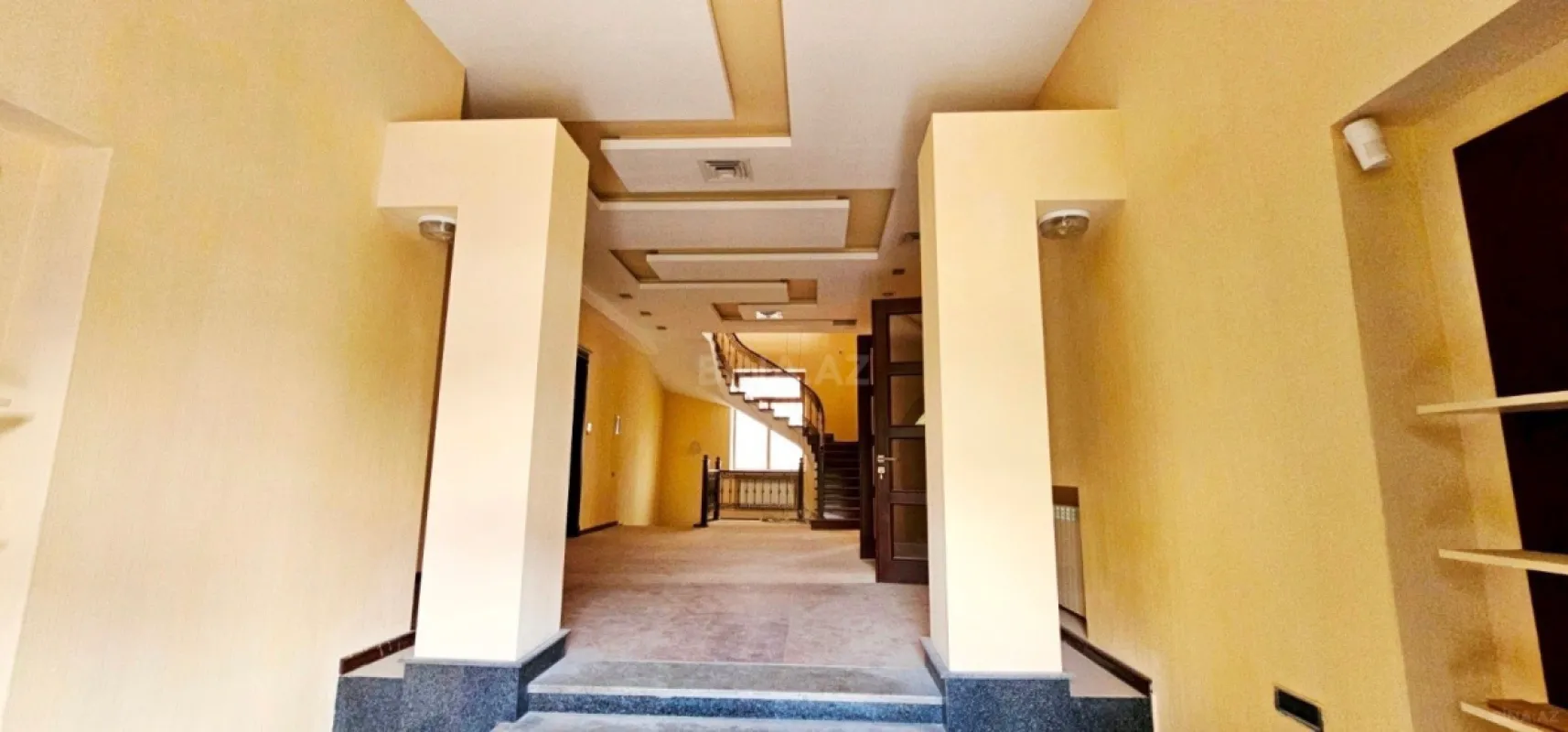 Satılır 9 otaqlı həyət evi 700 m²