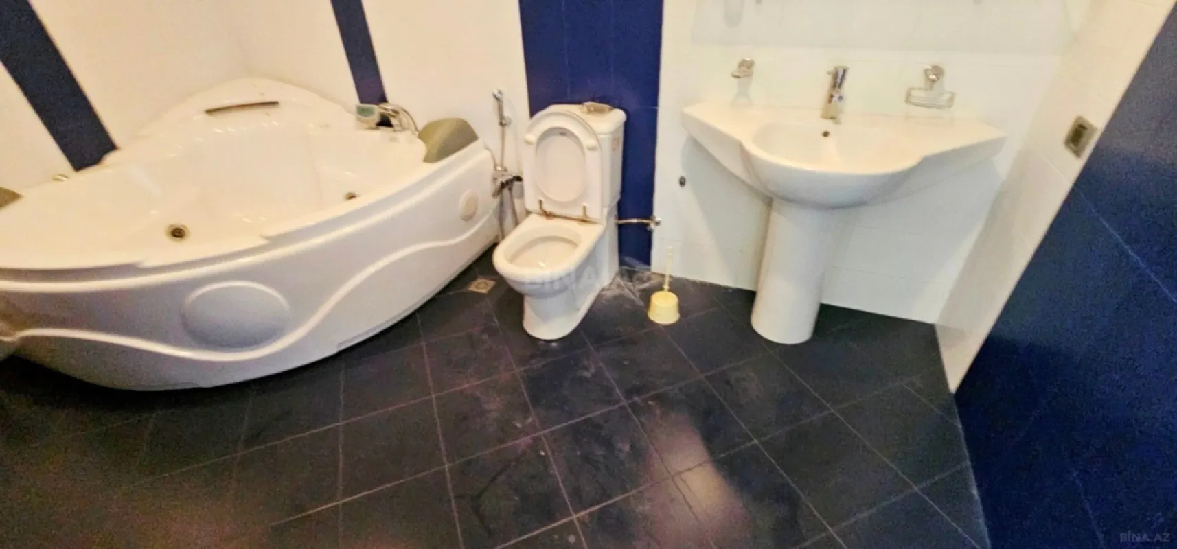 Satılır 9 otaqlı həyət evi 700 m²