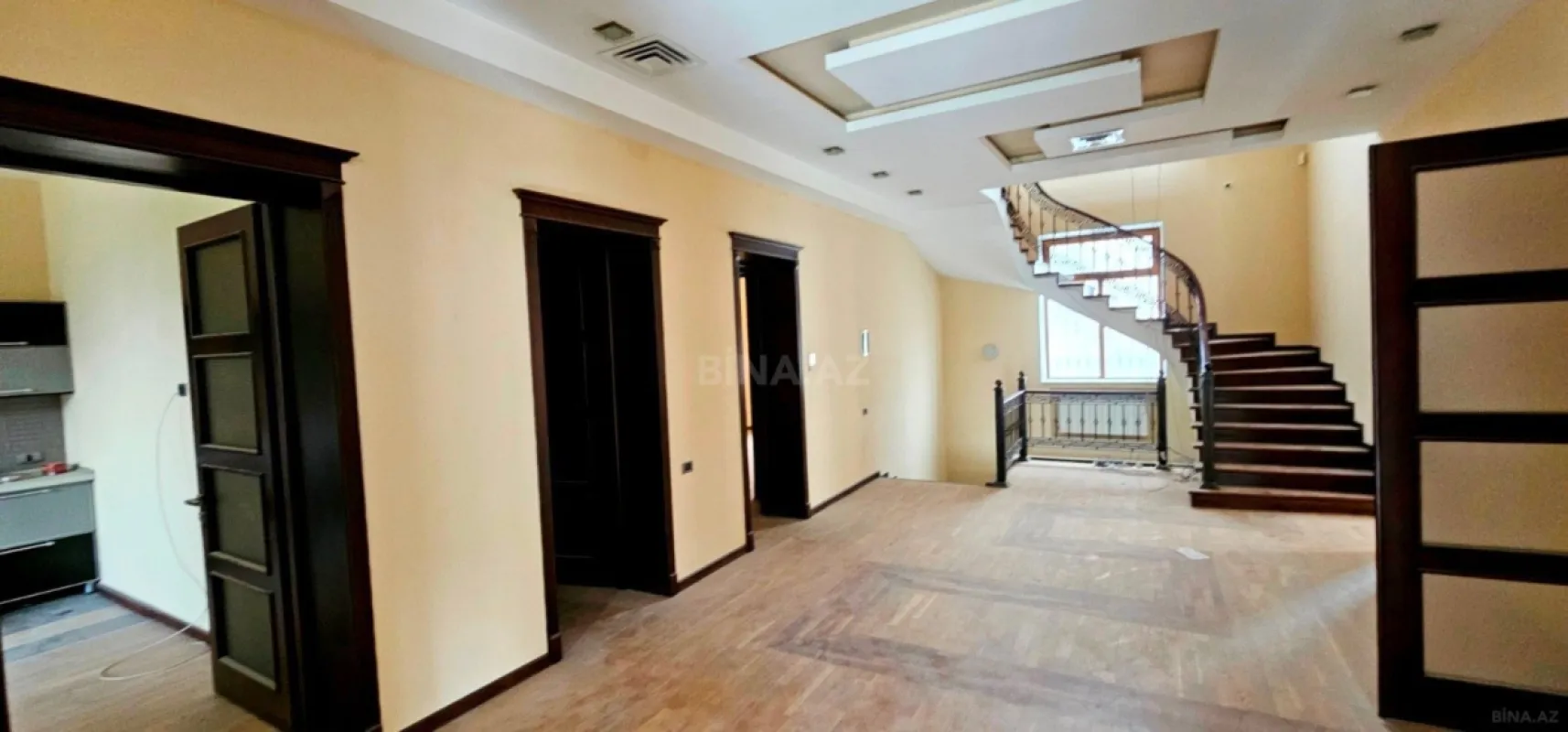 Satılır 9 otaqlı həyət evi 700 m²