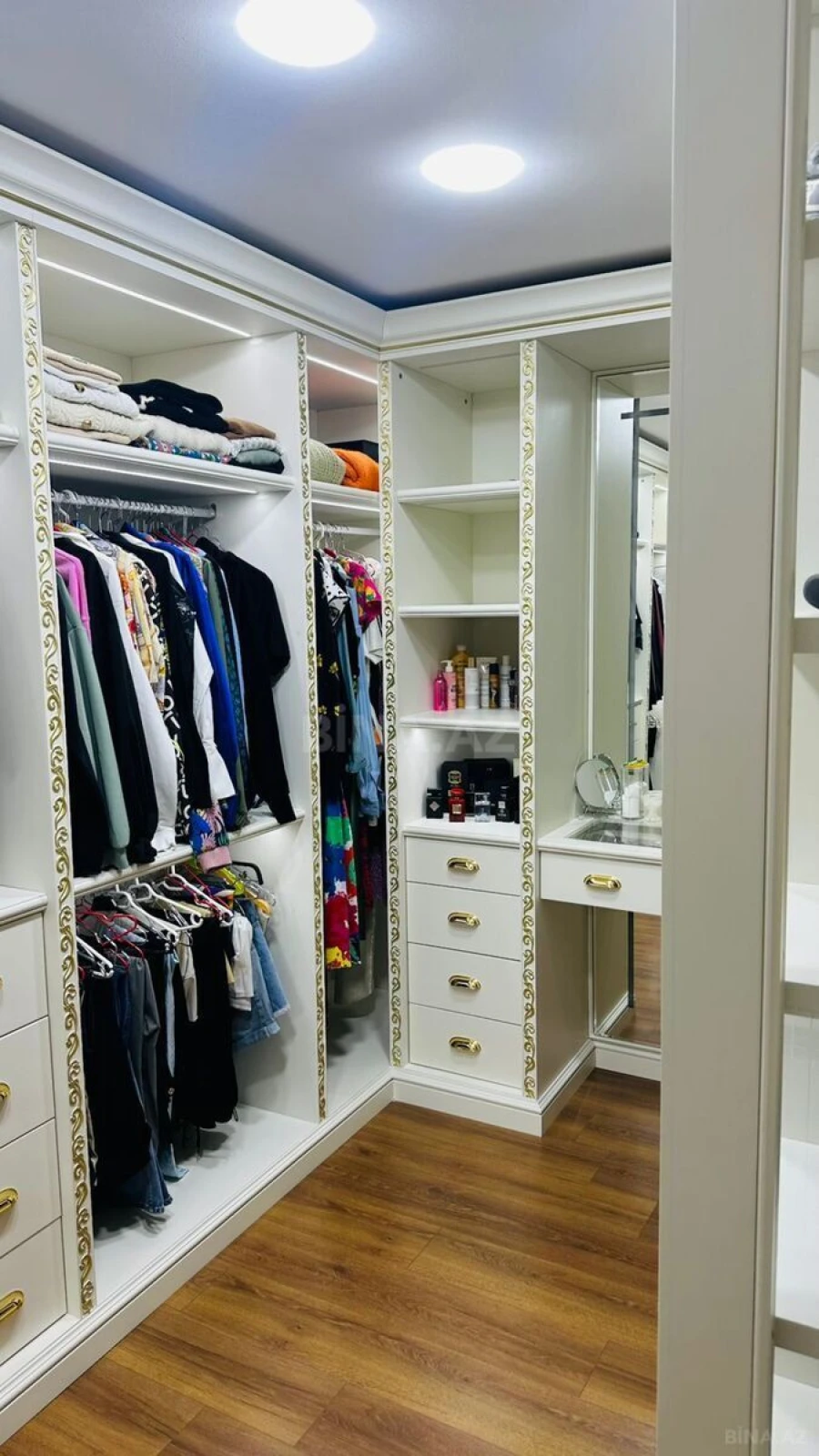 Satılır 4 otaqlı mənzil 215 m²