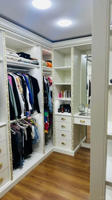 Satılır 4 otaqlı mənzil 215 m²