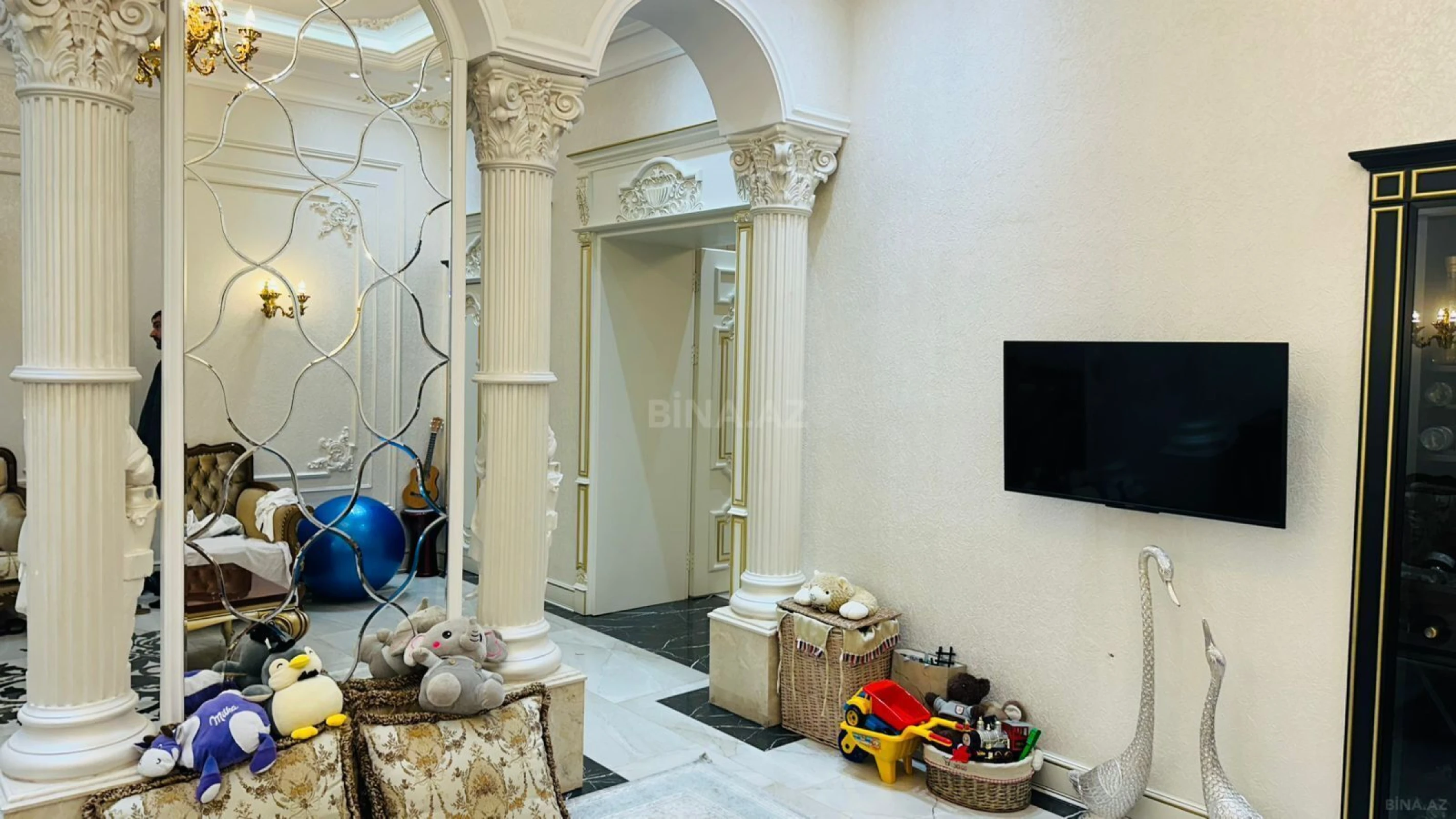 Satılır 4 otaqlı mənzil 215 m²