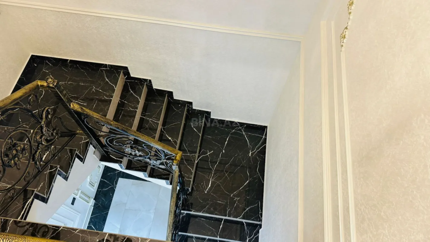 Satılır 4 otaqlı mənzil 215 m²