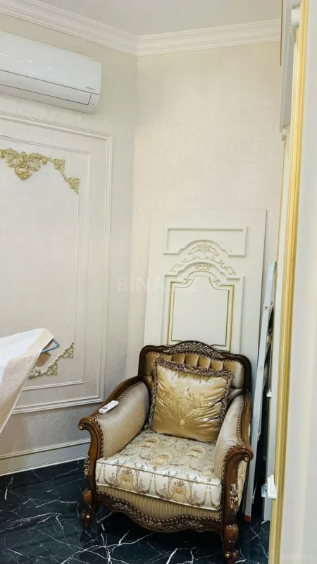 Satılır 4 otaqlı mənzil 215 m²