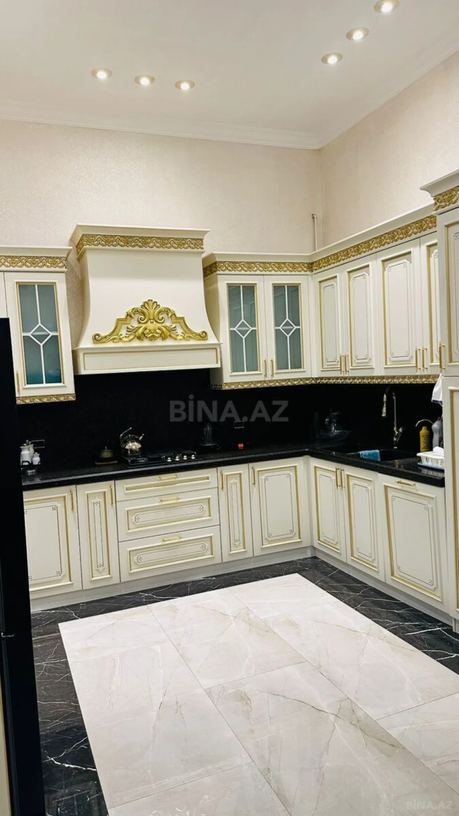 Satılır 4 otaqlı mənzil 215 m²