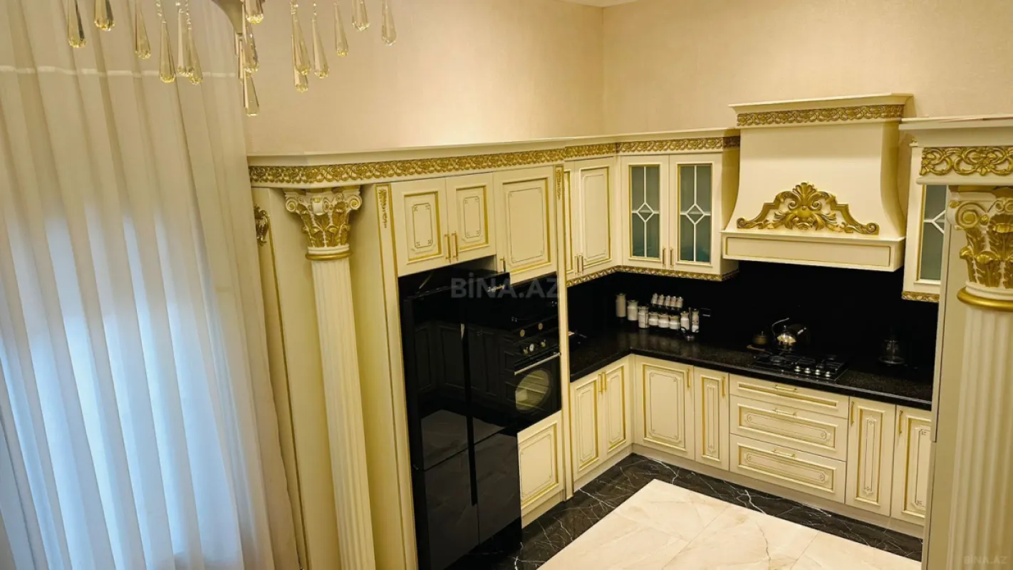 Satılır 4 otaqlı mənzil 215 m²