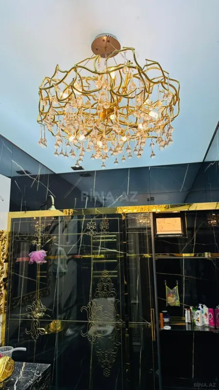 Satılır 4 otaqlı mənzil 215 m²