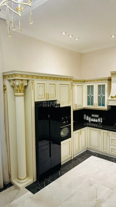 Satılır 4 otaqlı mənzil 215 m²