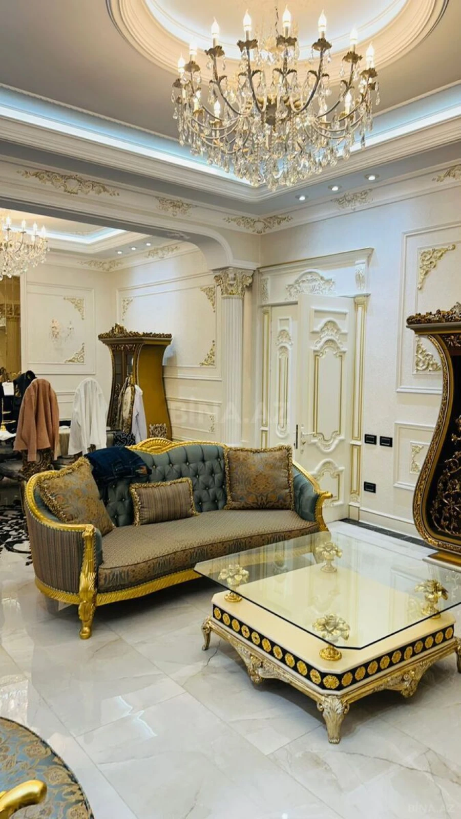 Satılır 4 otaqlı mənzil 215 m²