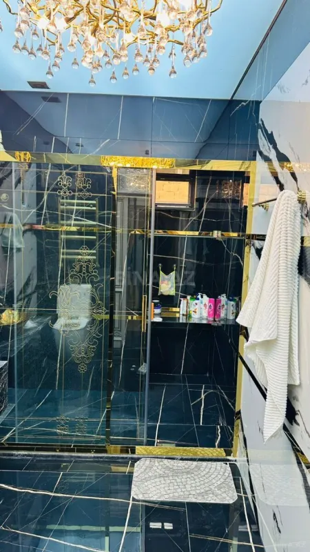 Satılır 4 otaqlı mənzil 215 m²