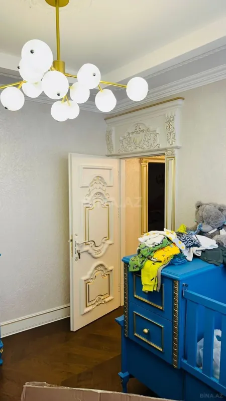 Satılır 4 otaqlı mənzil 215 m²