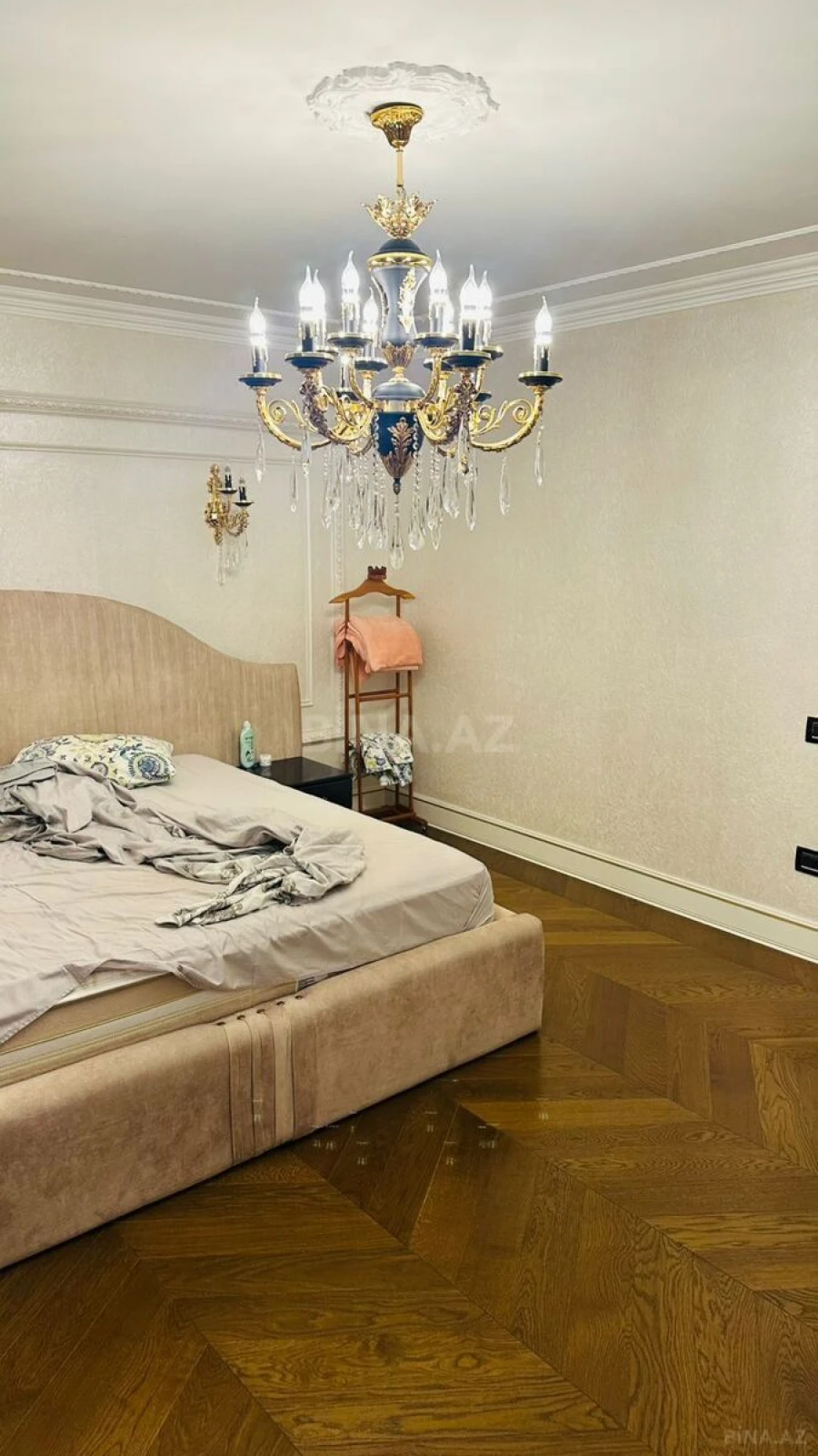 Satılır 4 otaqlı mənzil 215 m²