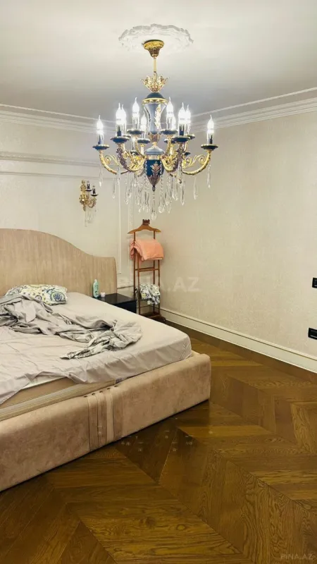 Satılır 4 otaqlı mənzil 215 m²