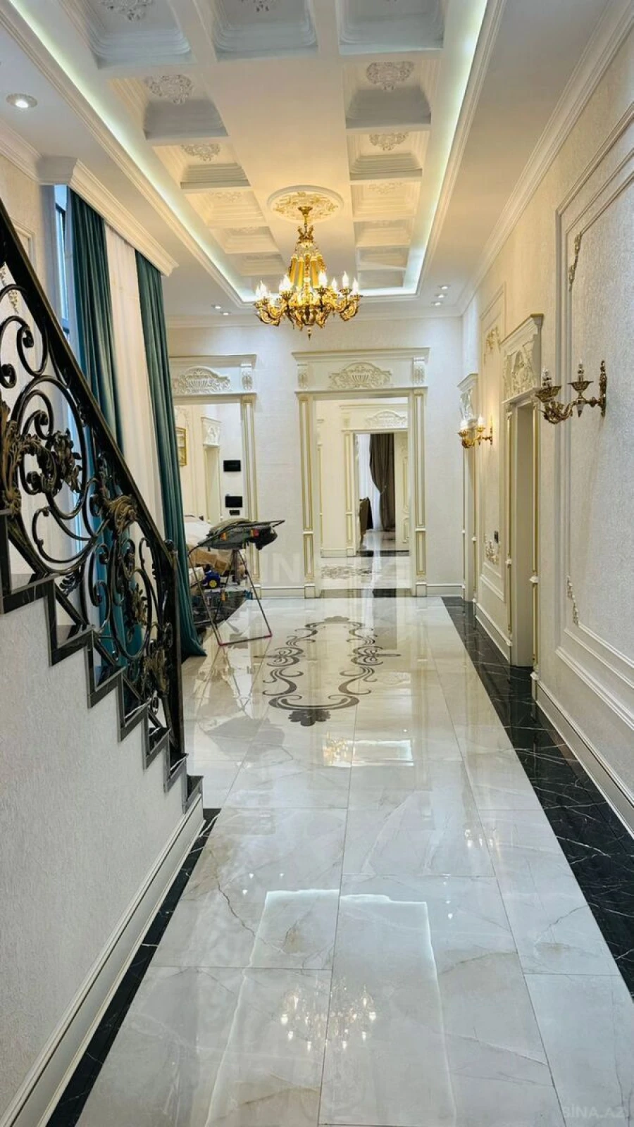 Satılır 4 otaqlı mənzil 215 m²