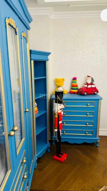 Satılır 4 otaqlı mənzil 215 m²