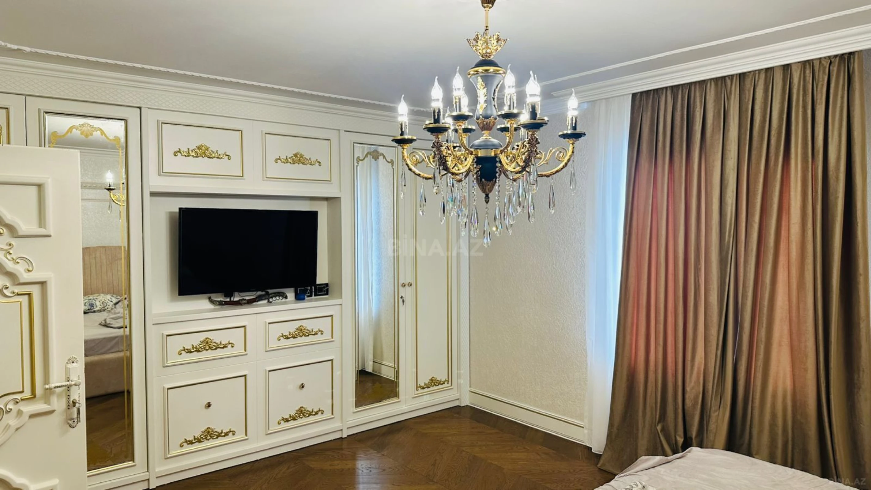 Satılır 4 otaqlı mənzil 215 m²