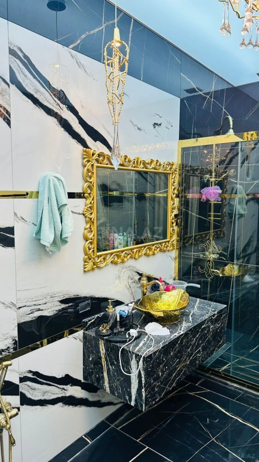 Satılır 4 otaqlı mənzil 215 m²