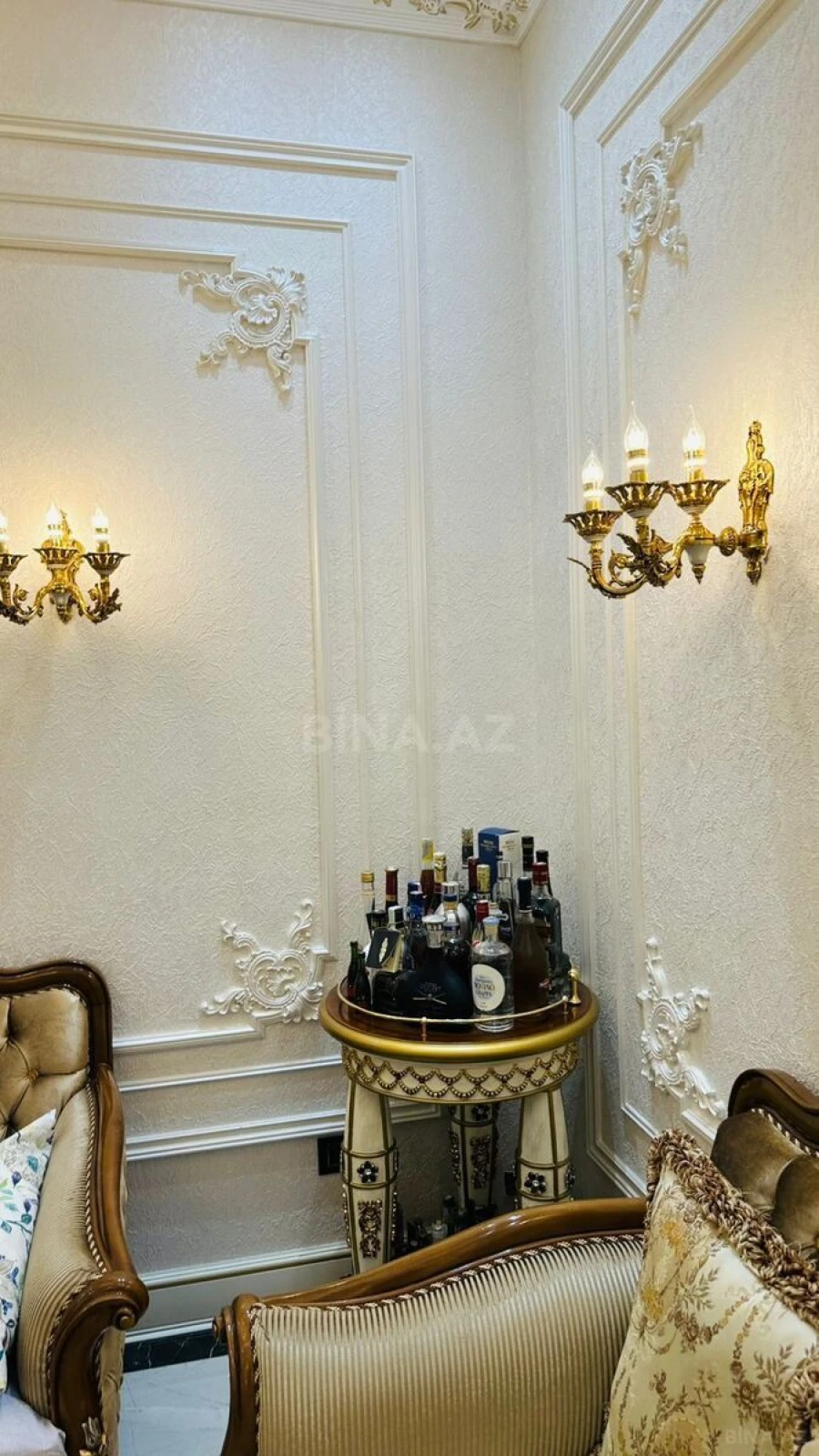 Satılır 4 otaqlı mənzil 215 m²