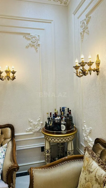 Satılır 4 otaqlı mənzil 215 m²