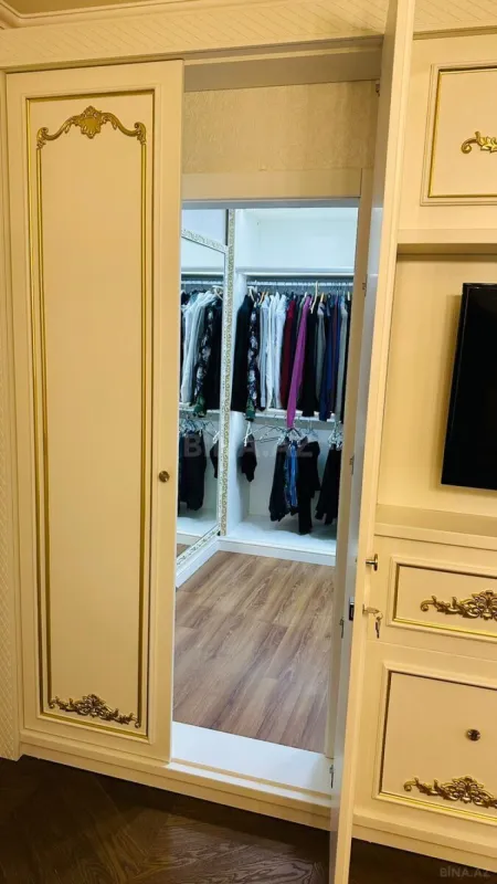 Satılır 4 otaqlı mənzil 215 m²